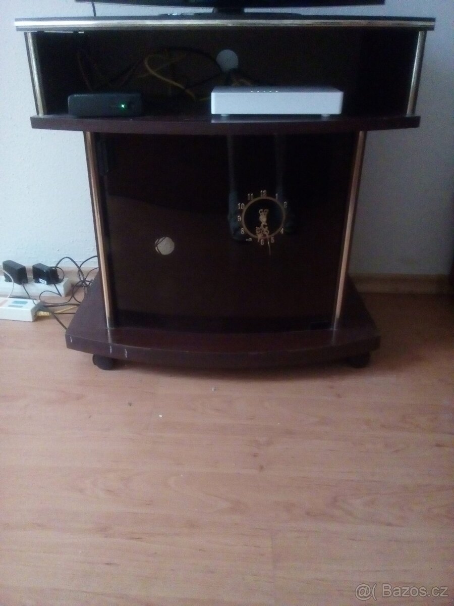 Skříňka pod televizi, tmavě hnědé lamino - 3