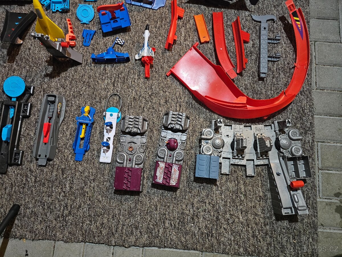 HOT WHEELS dráhy mix + unikátní díly - 3