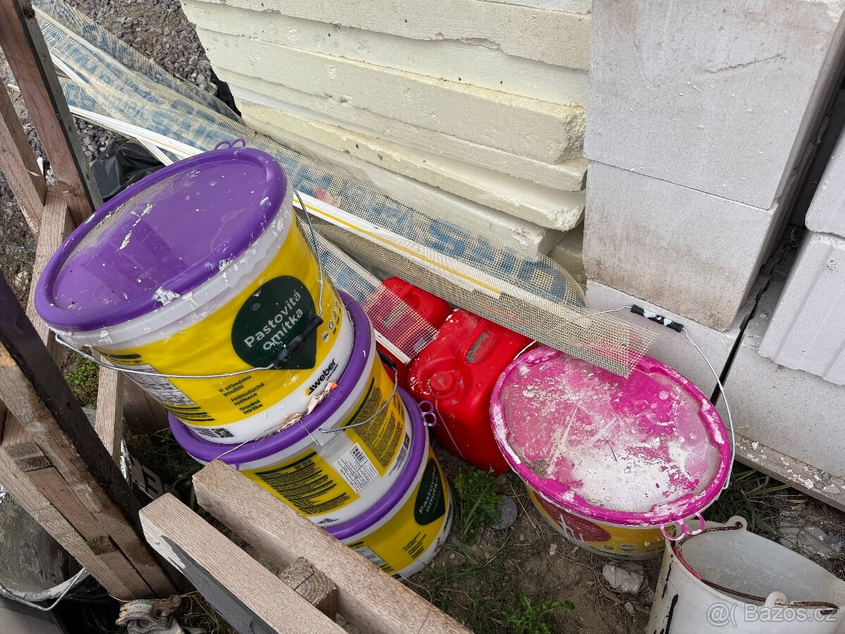 Šedý polystyren + talířové hmoždinky, chráničky, omítka... - 3