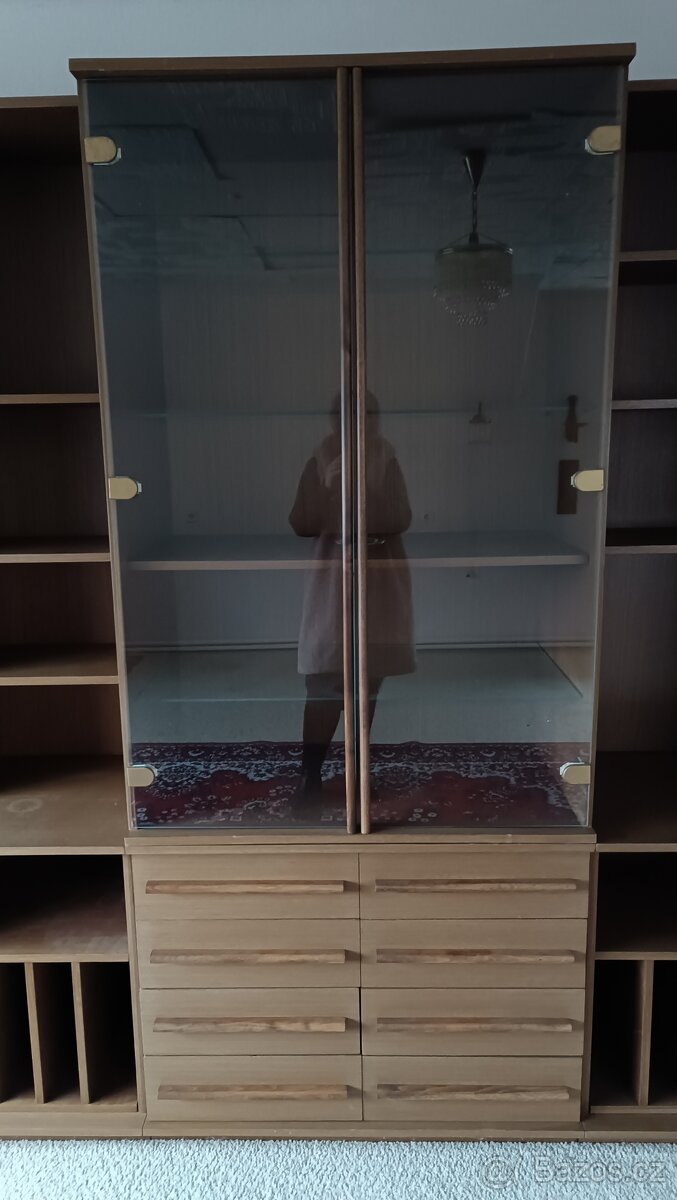 Prostorná obývací stěna v dekoru dřeva – retro/klasika - 3