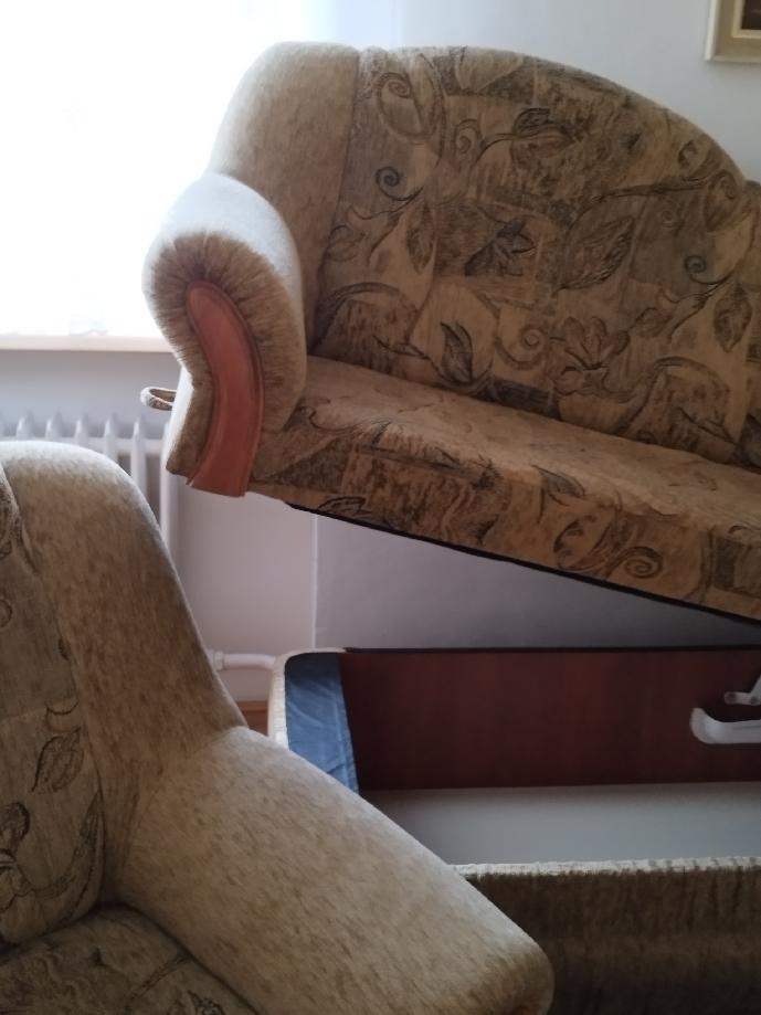 Prodám sedací soupravu s křeslem a 2 taburety - 3