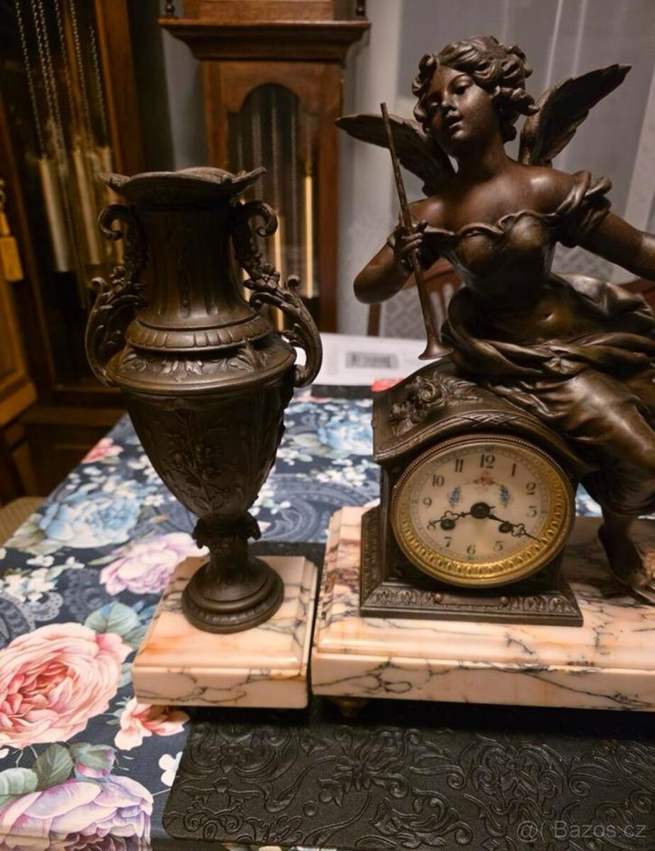 Bronzová socha a hodiny Francie. - 3