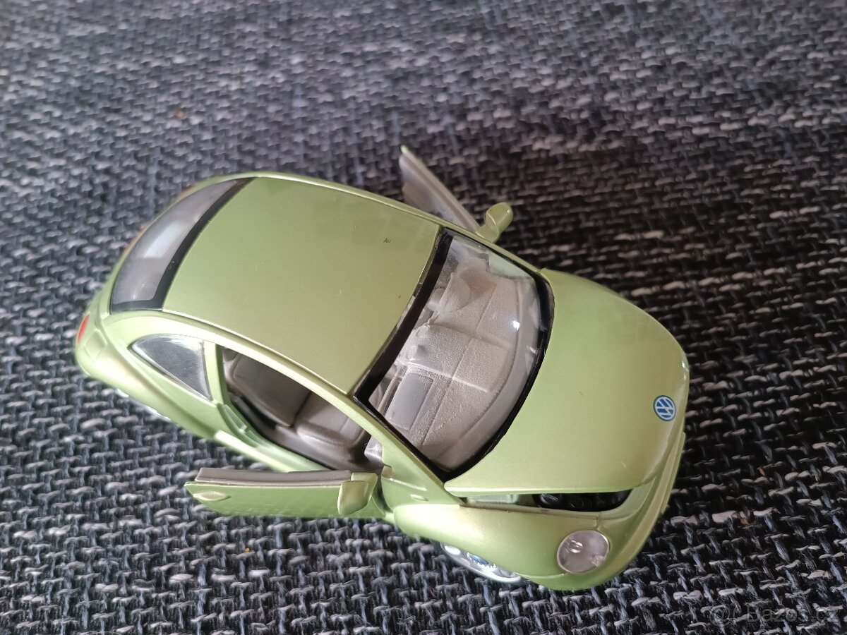 kovový model vozu Volkswagen New Beetle od značky Maist 1:25 - 3