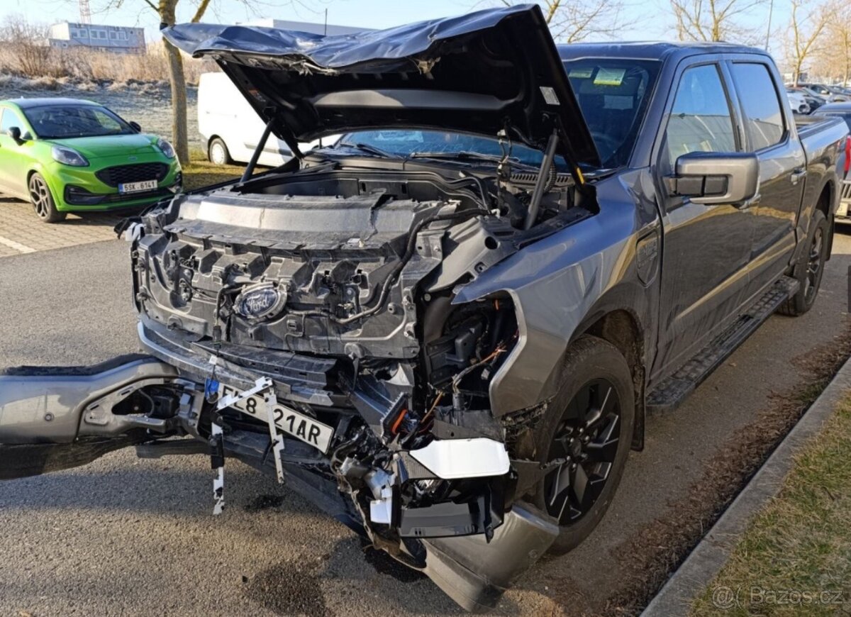Ford F-150 433kw elektro, Lightning rv:2024/8 havarované