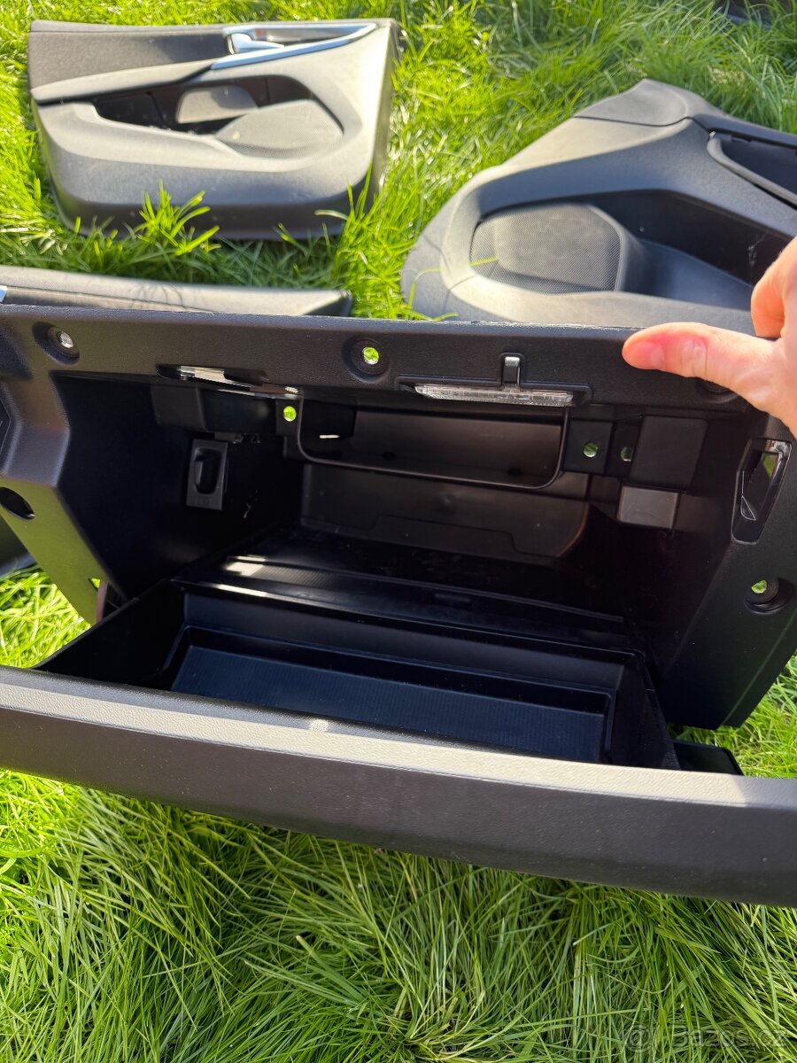 Přihrádka Volvo V40 - 3