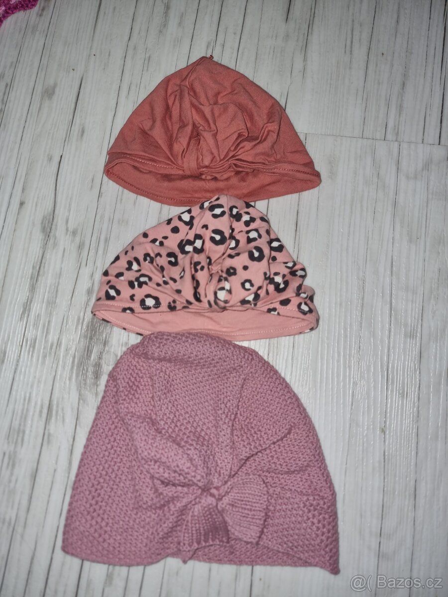 Dívčí mix čepiček cca 0-2 roky - 3