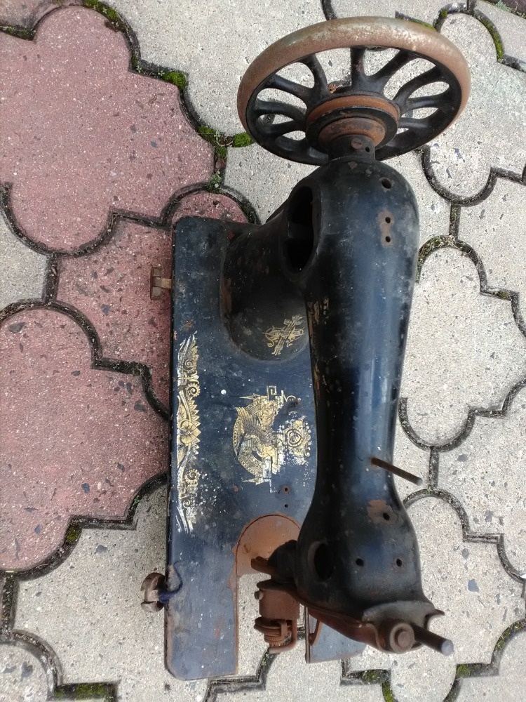 Staré šicí stroje, jenom torza - 3