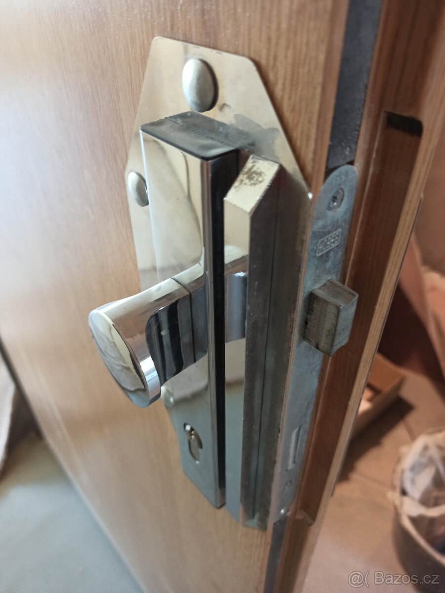 Vstupní dveře do panelového bytu - 3