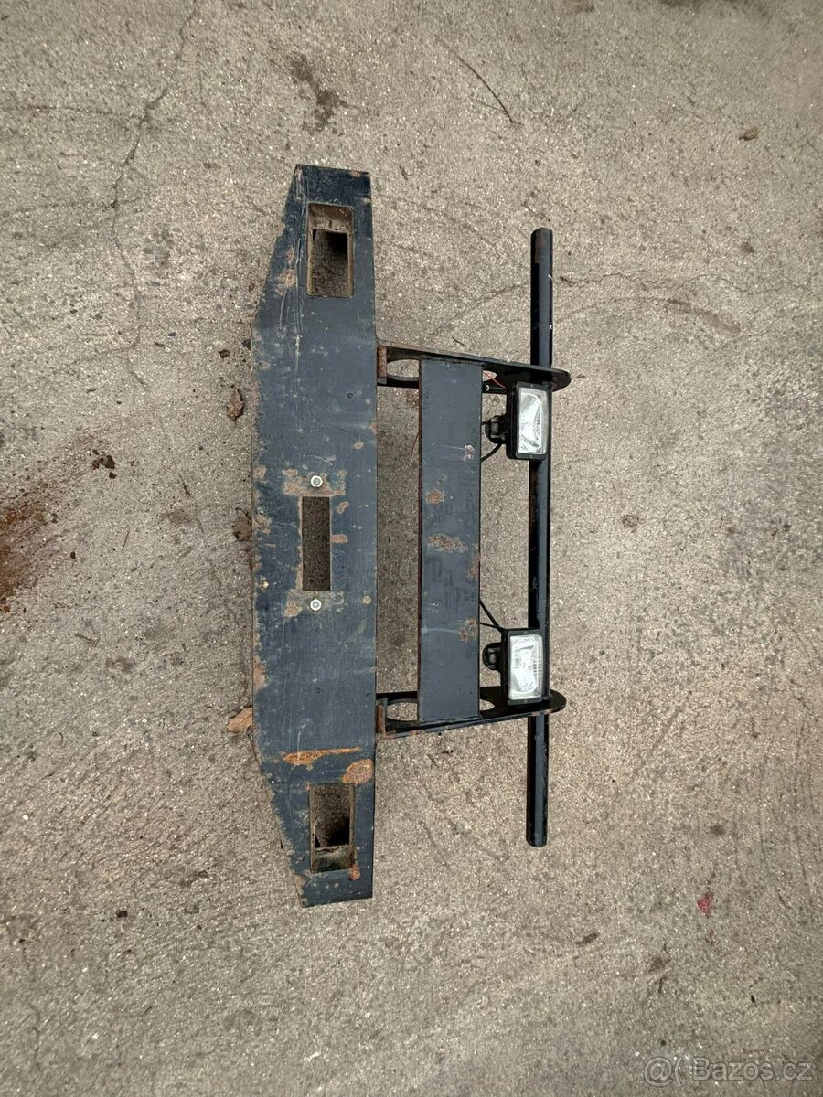 Přední rám Suzuki Samurai , otvor pro naviják . - 3