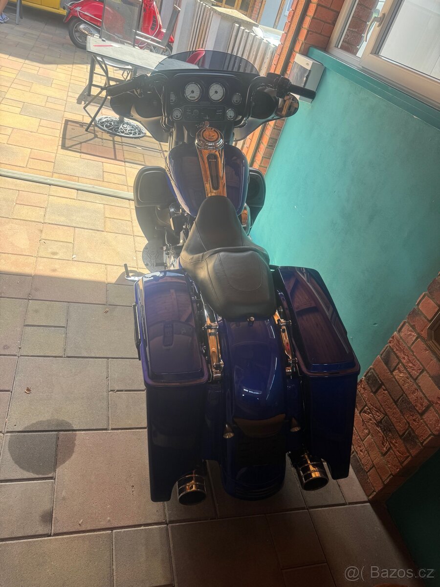 Harley-Davidson FLHX - 3