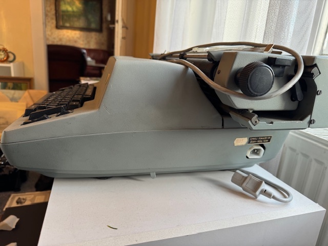 Starý elektrický psací stroj Jatraň - USSR - 3