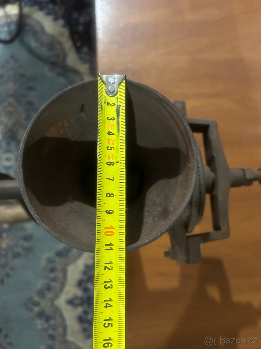 Starý litinový mlýnek na obilí / šrotovník - 3