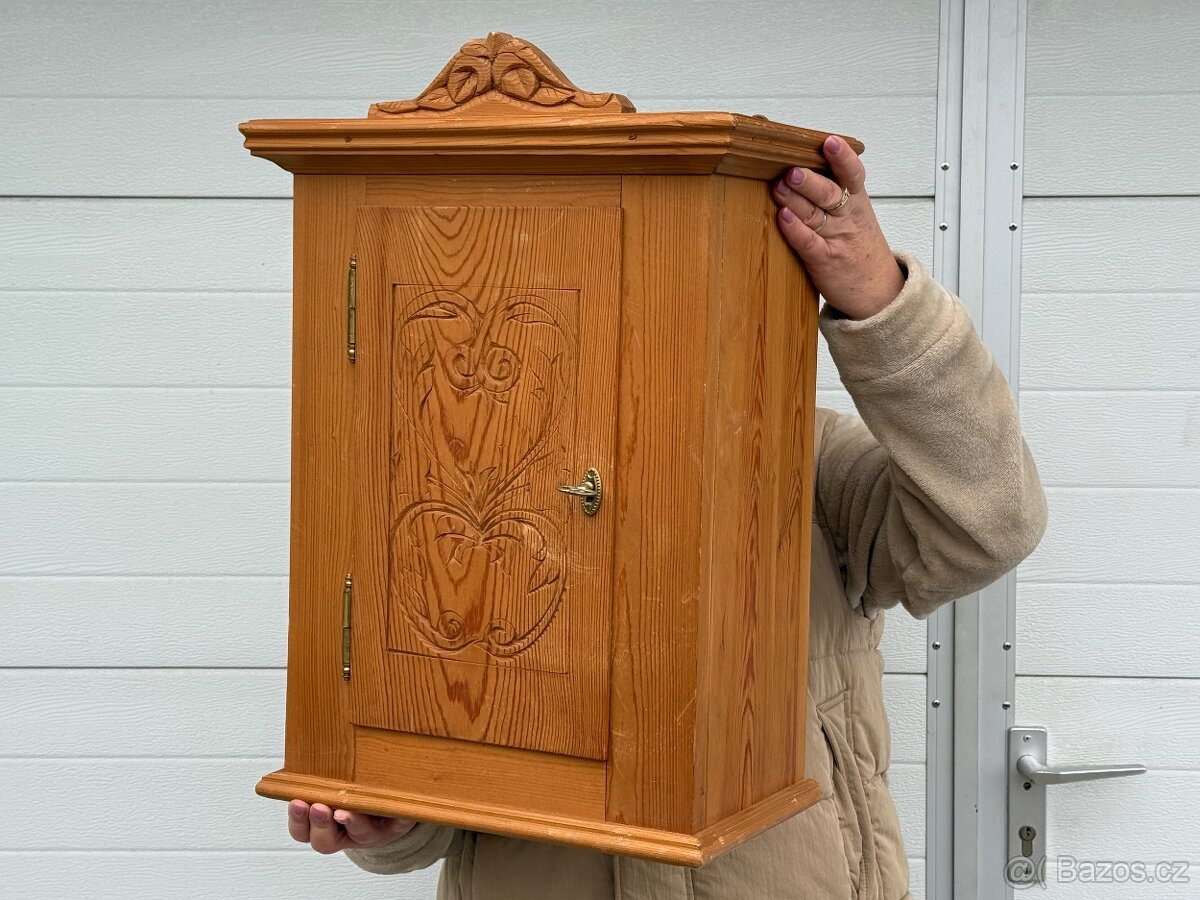 Velká dřevěná zdobená lékárnička masivní dřevo - 3