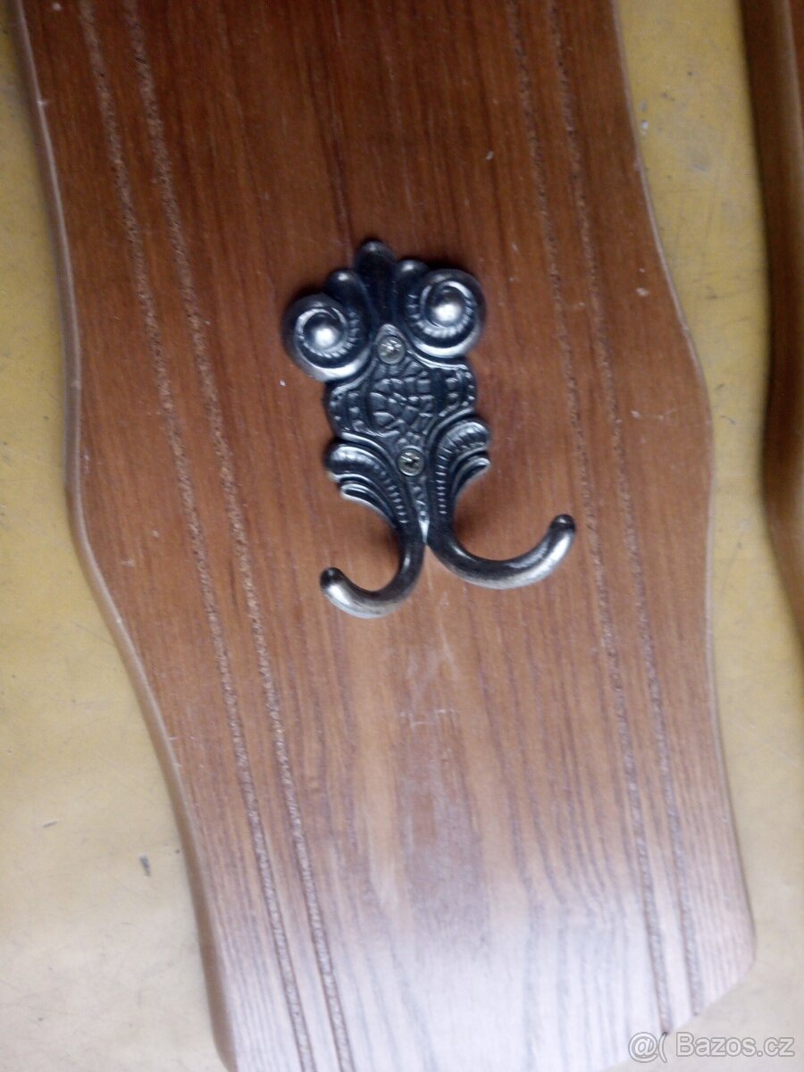 zrcadlo a věšák - 3