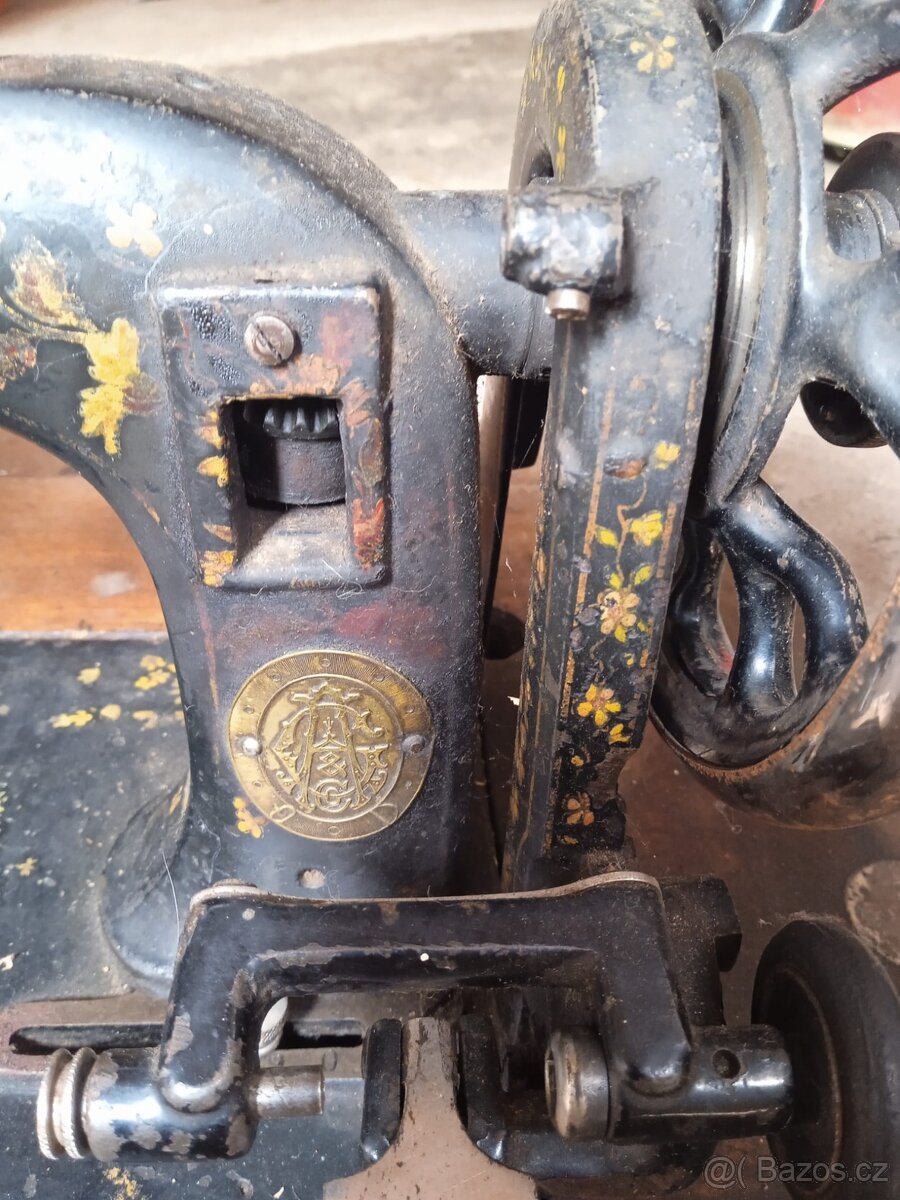 Starý šicí stroj - vrchní část - 3