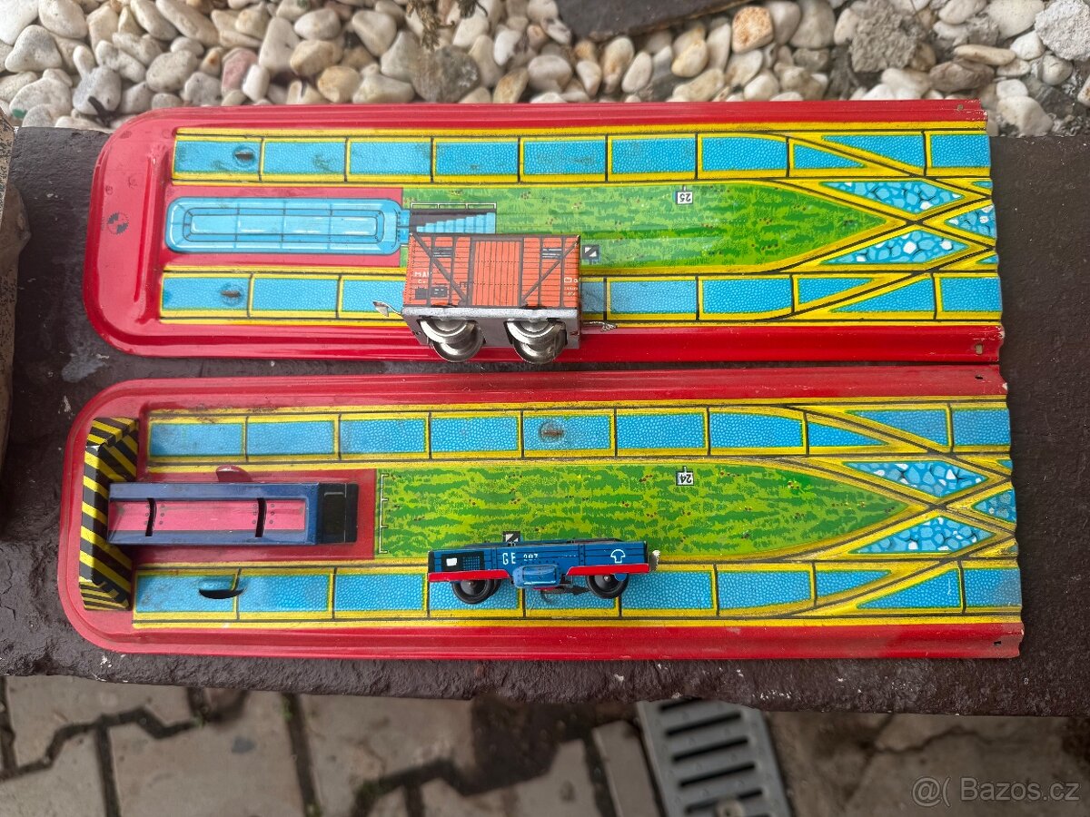 Maďarská plechová mašinka s kolejovou dráhou RAKODÓ VONAT - 3