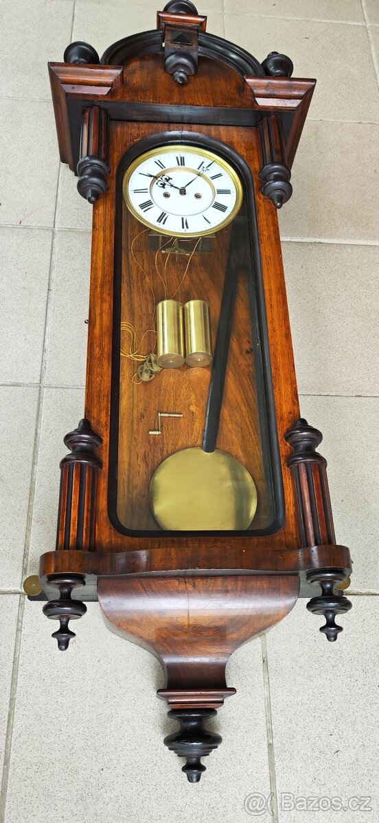 staré zdobené dvouzávažové hodiny - 3
