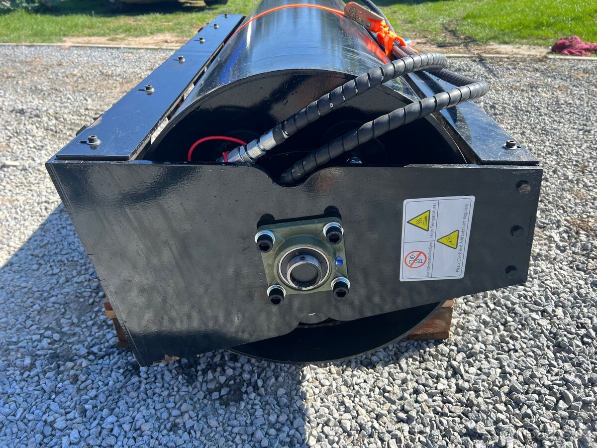 Vibrační válec noví na Smykový Nakladač - 3