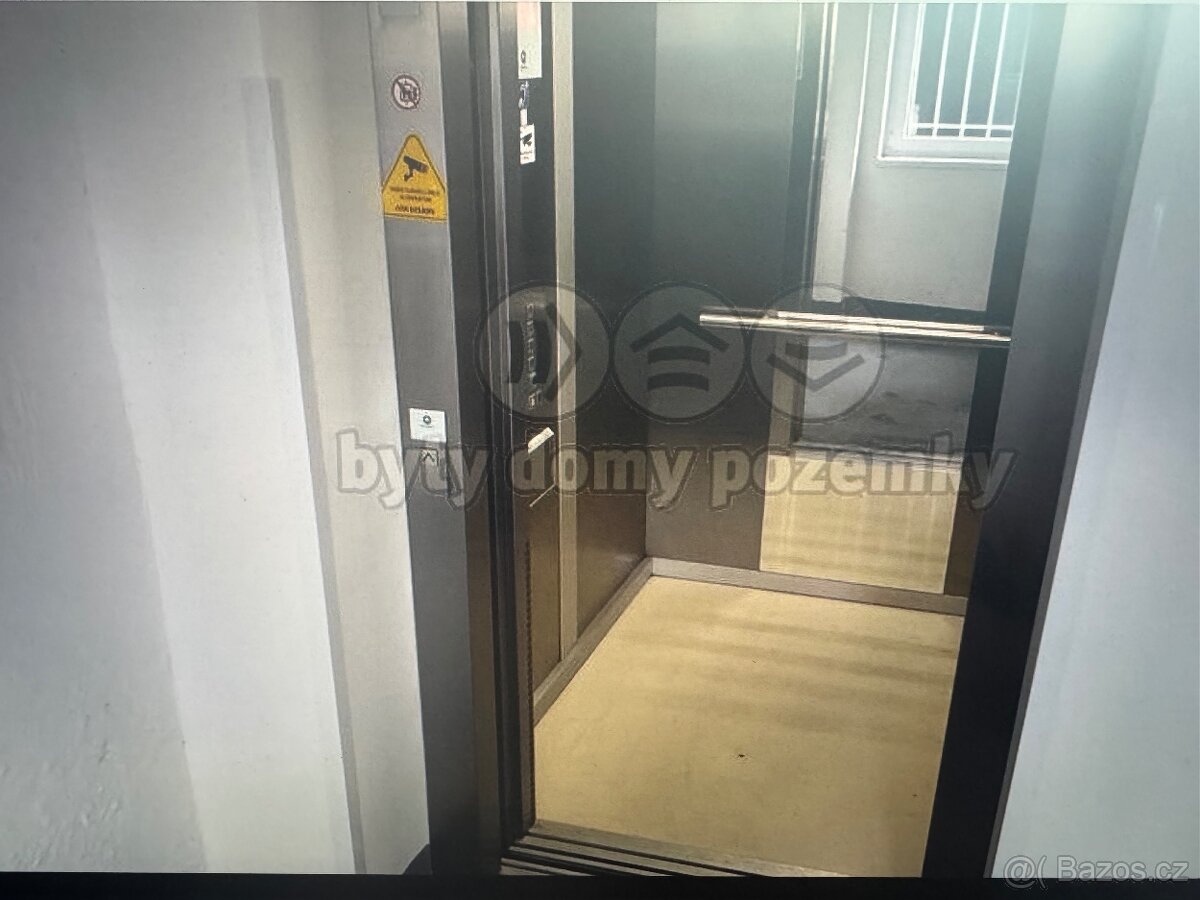 Pronájem velkého SUV garážového stání v Praze 4 - dlouhodobě - 3