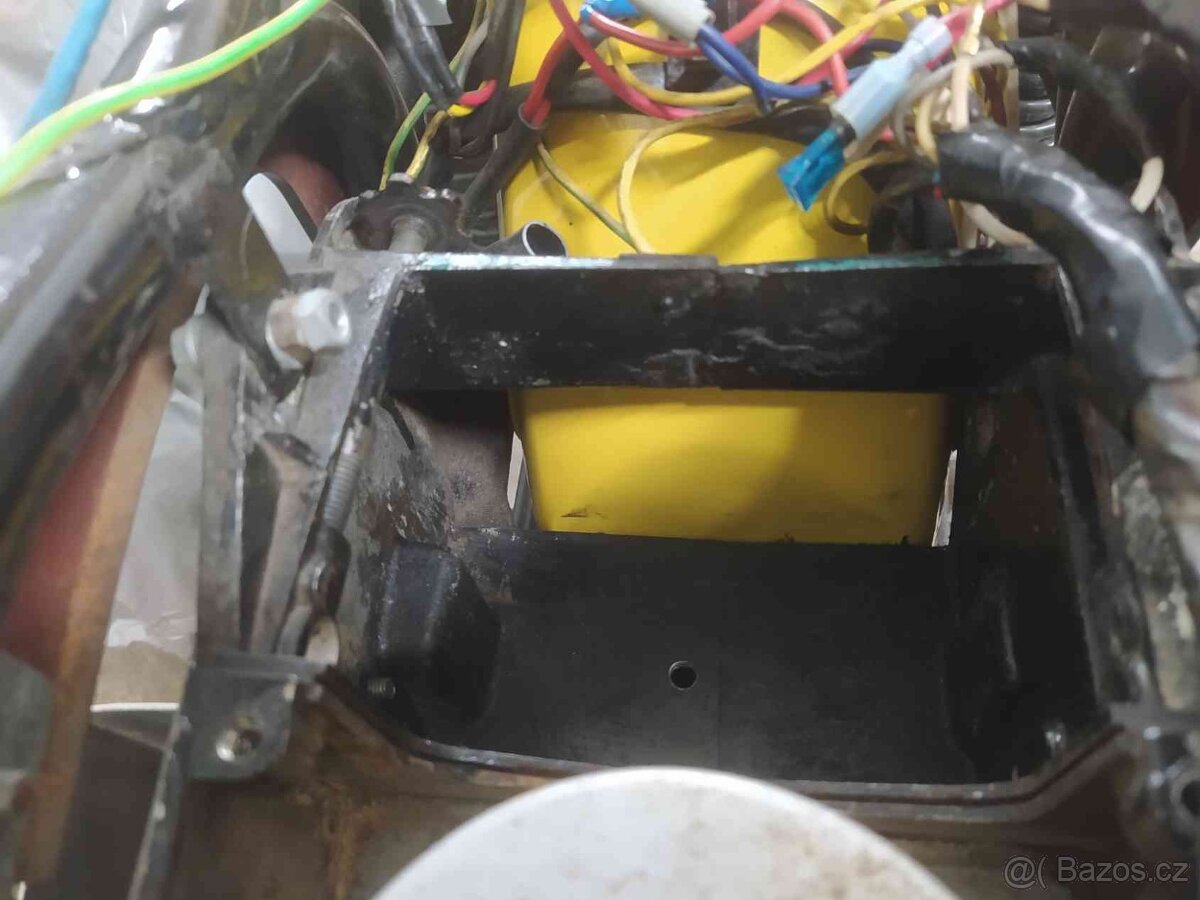 ČZ 125/488 (175/487) - přepážka baterka zadní blatník - 3