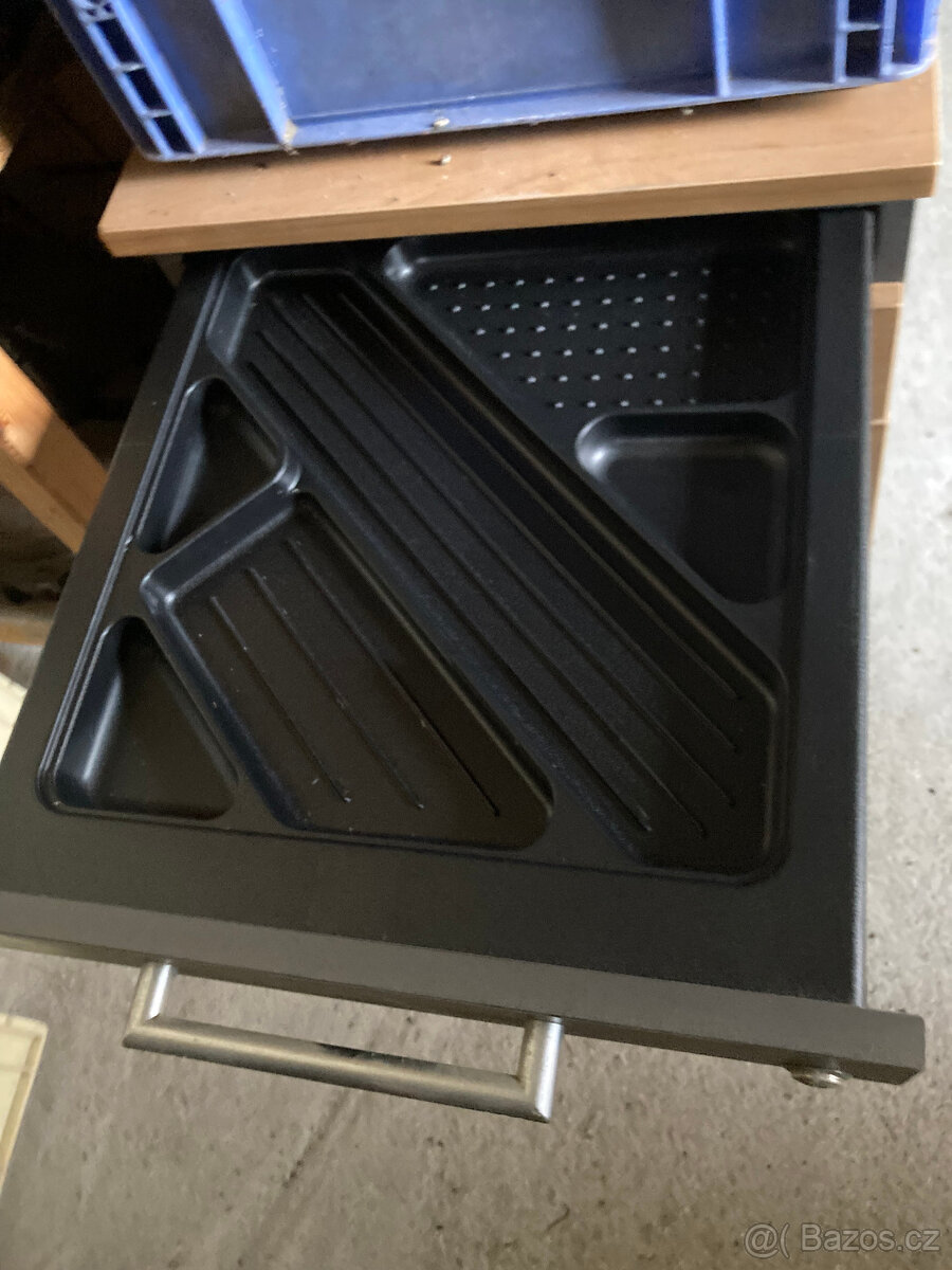 Skříňka se zásuvkami na kolečkách, kontejner 600 kč - 3