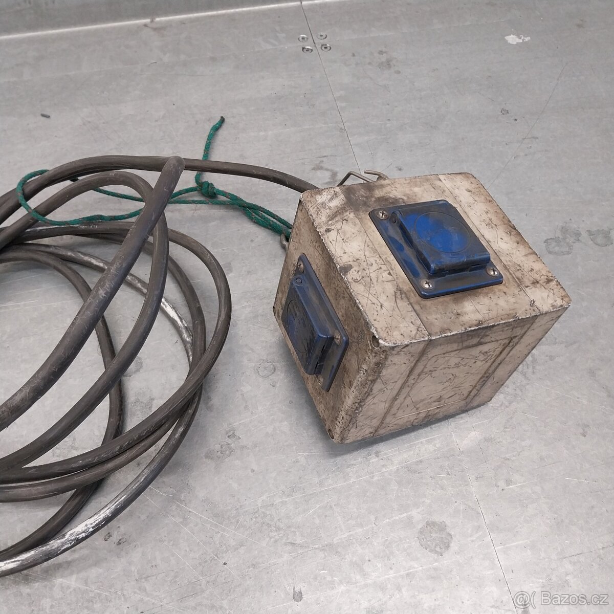 Zásuvková kostka pro zavěšení na strop - 3