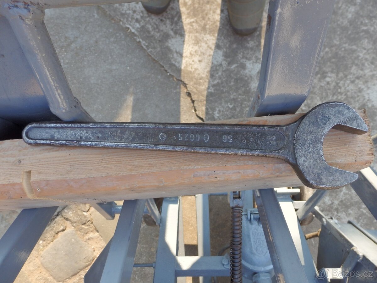 Stará cirkulárka s historickým elektro motorem Wikov - 3