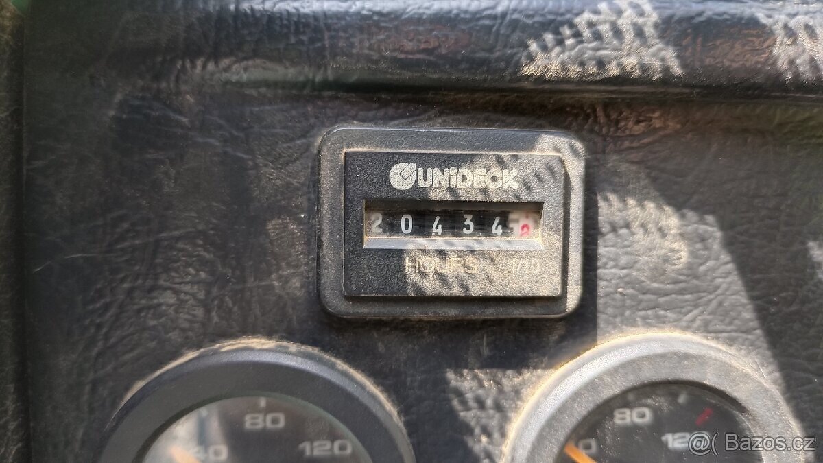 Smykový nakladač Locust 752 - 3