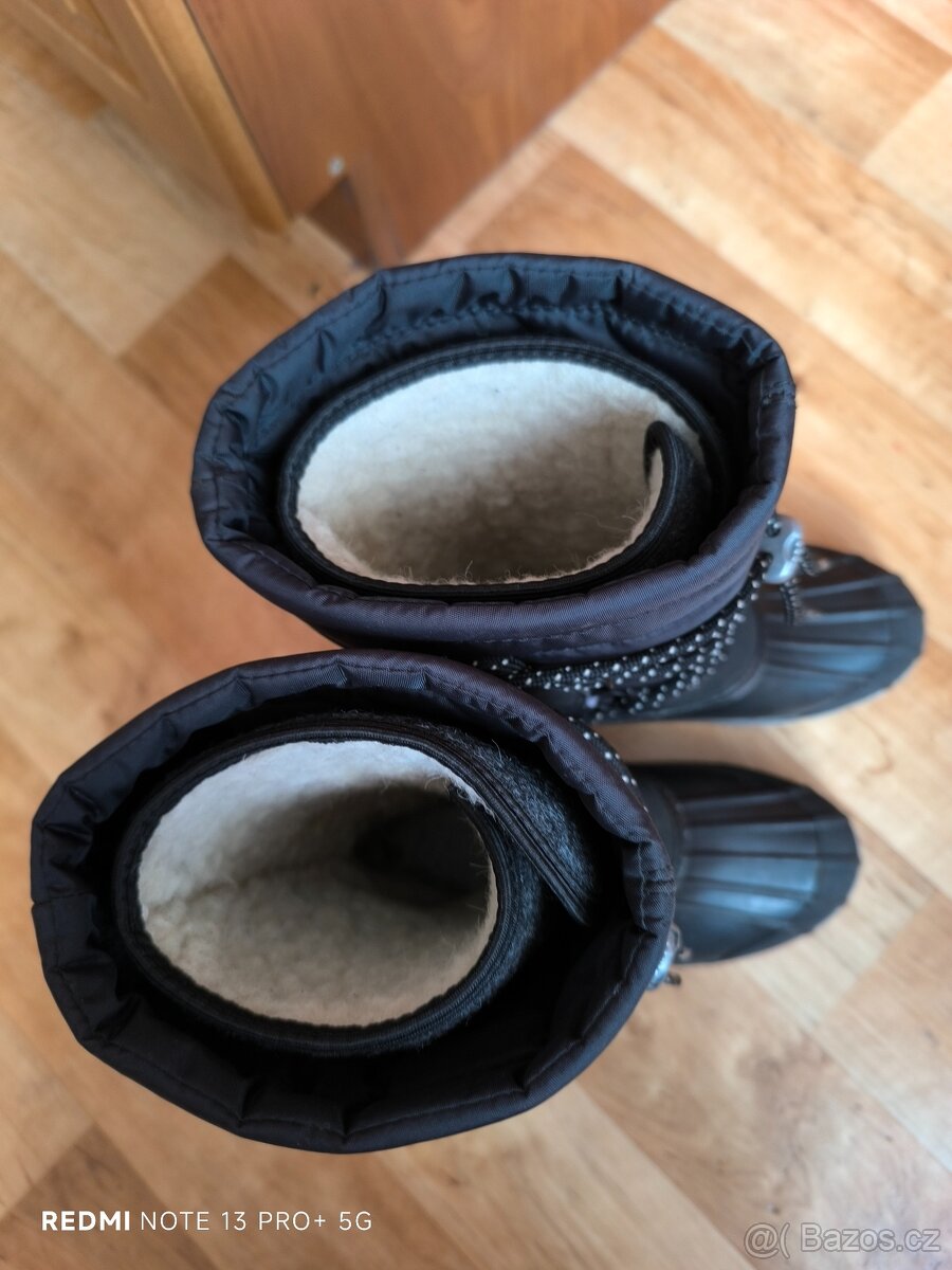 Prodám dětské extra zateplené holínky vel. 35 - 3