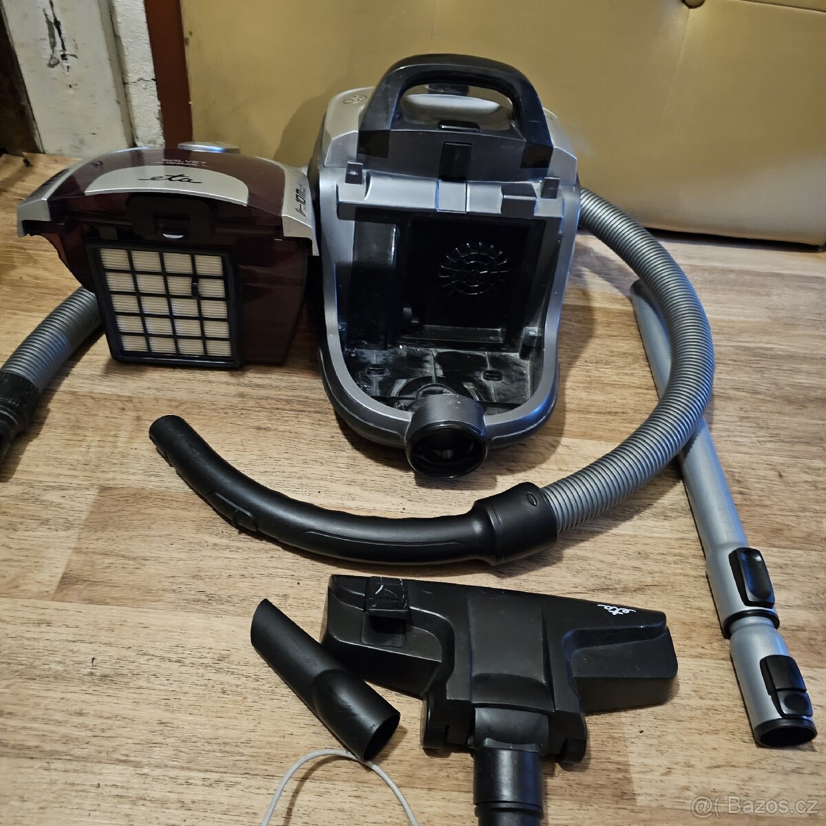 Bezsackovy vysavač ETA - 3