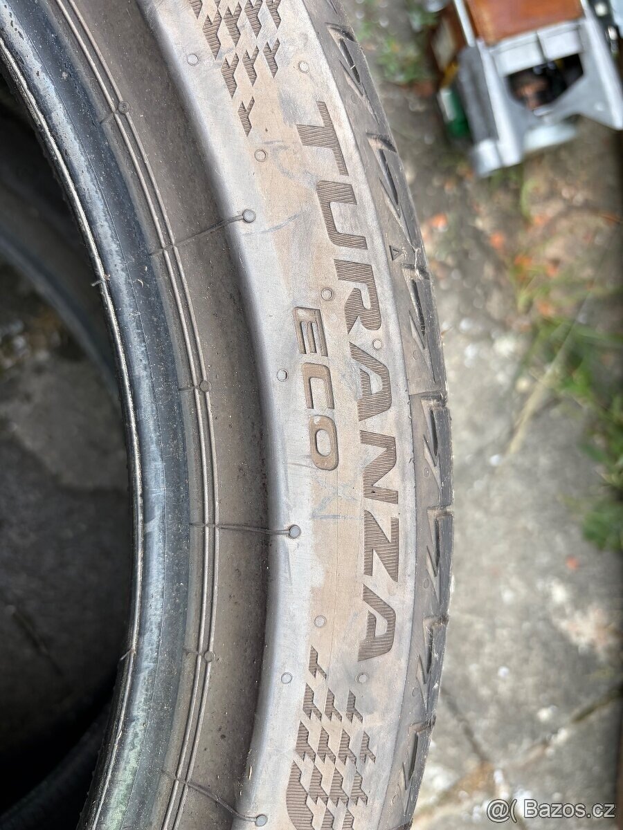 Letní pneu Bridgestone 235/45 R20 - 3