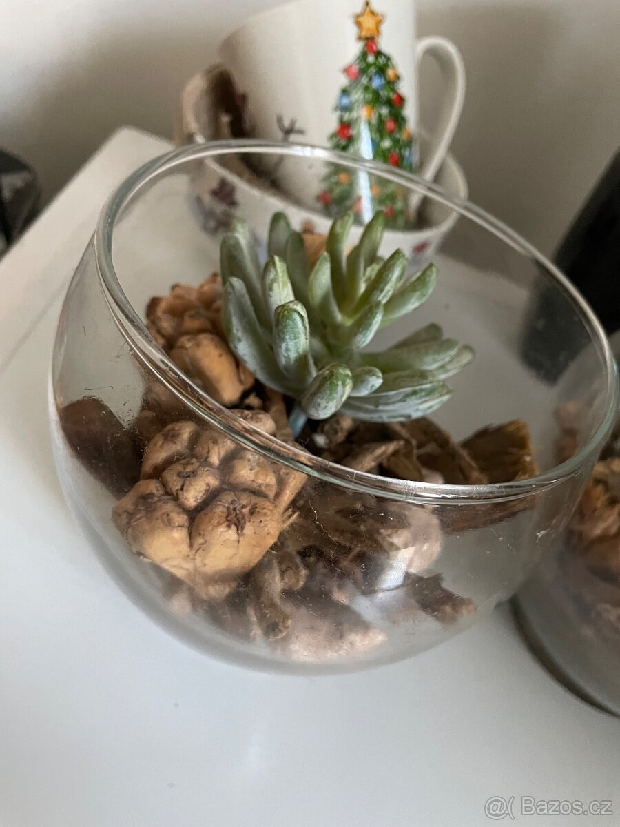 Uklid kumbalu: hrnky,misky,dekorace - 3