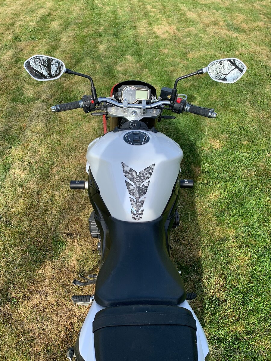 Suzuki GSR 750 - 3