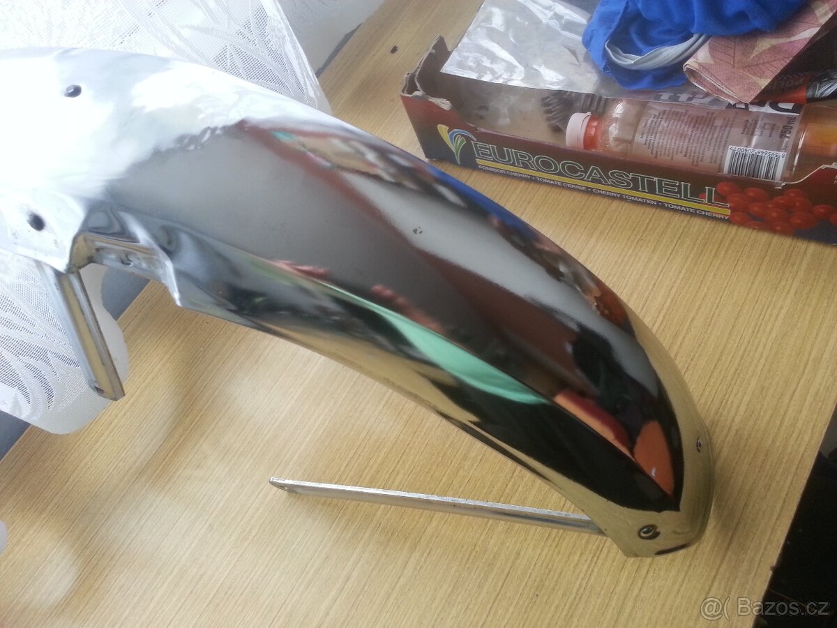 Přední blatník na Jawa 350 634 napadený kutilem - 3