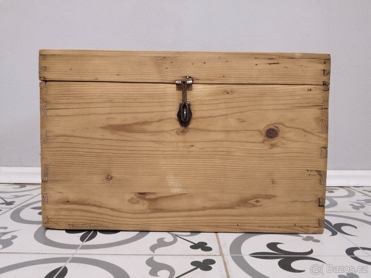 Starý, malý, dřevěný kufr, truhla po renovaci - 3