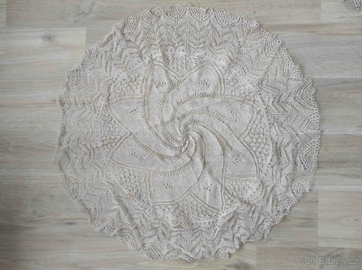 Starožitné ručně vyšívané dečky, broušená mísa, vějíř - 3