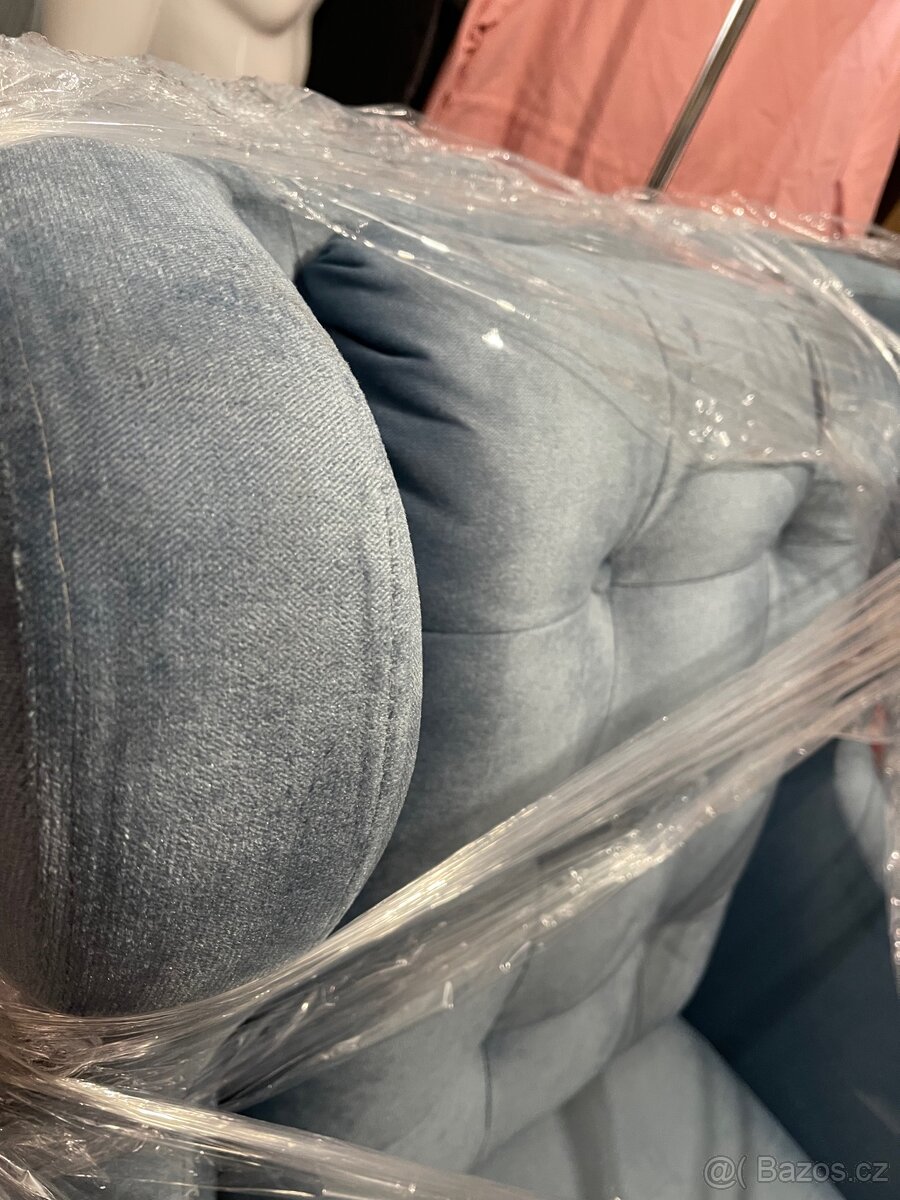 Zánovní modré robustní křeslo - 3