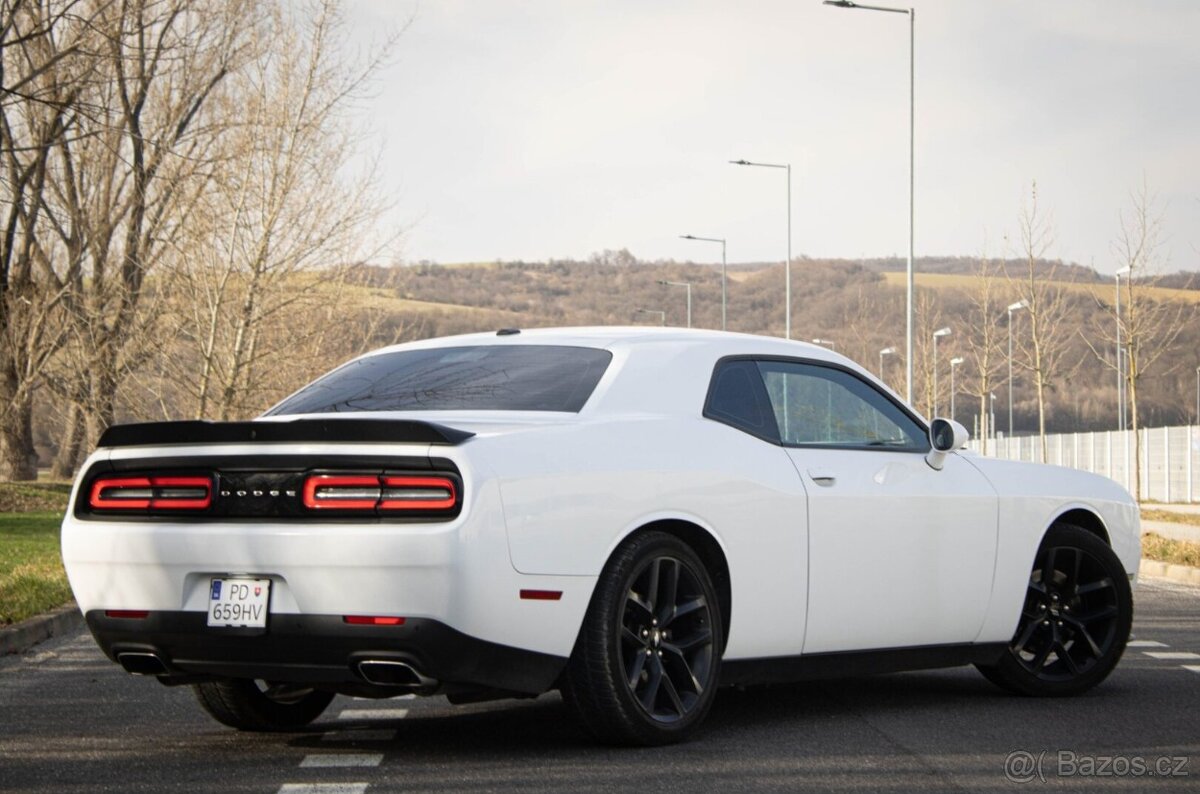 Dodge Challenger 5,7 HEMI RT - 3