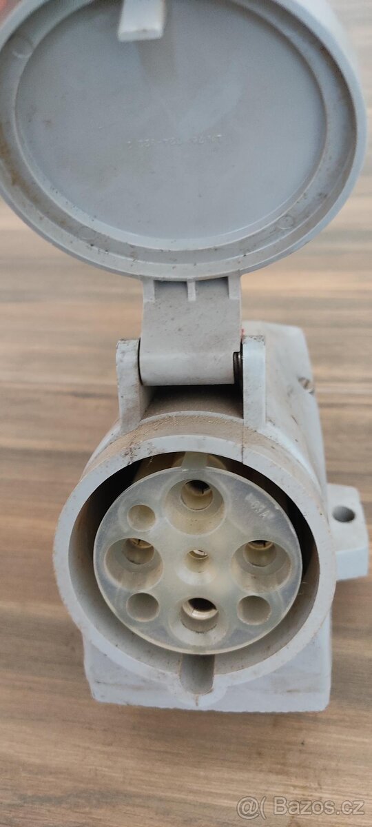 Nástěnná zásuvka 380 V - 3