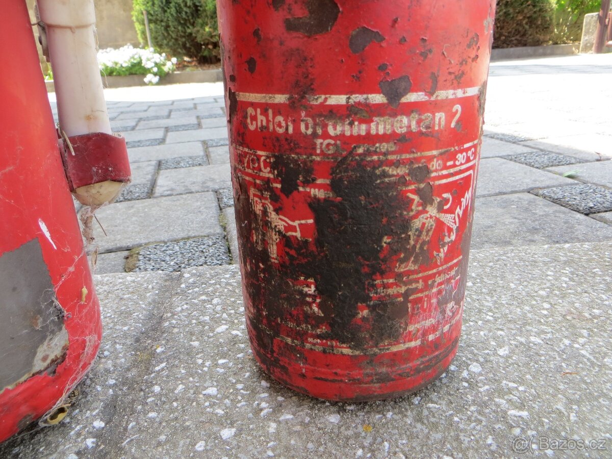 2 x starý hasící přístroj - 3