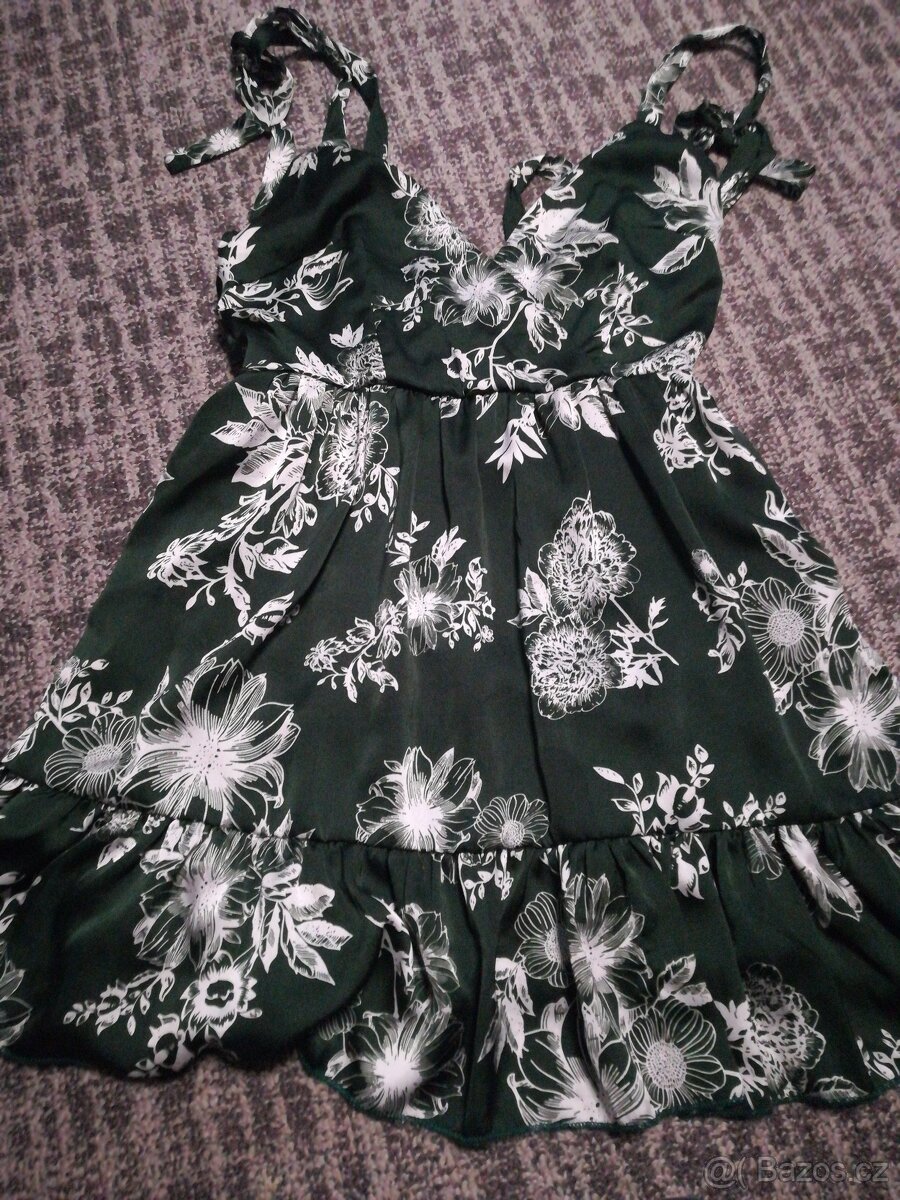 Zajímavé šaty s květy a volánky - 3