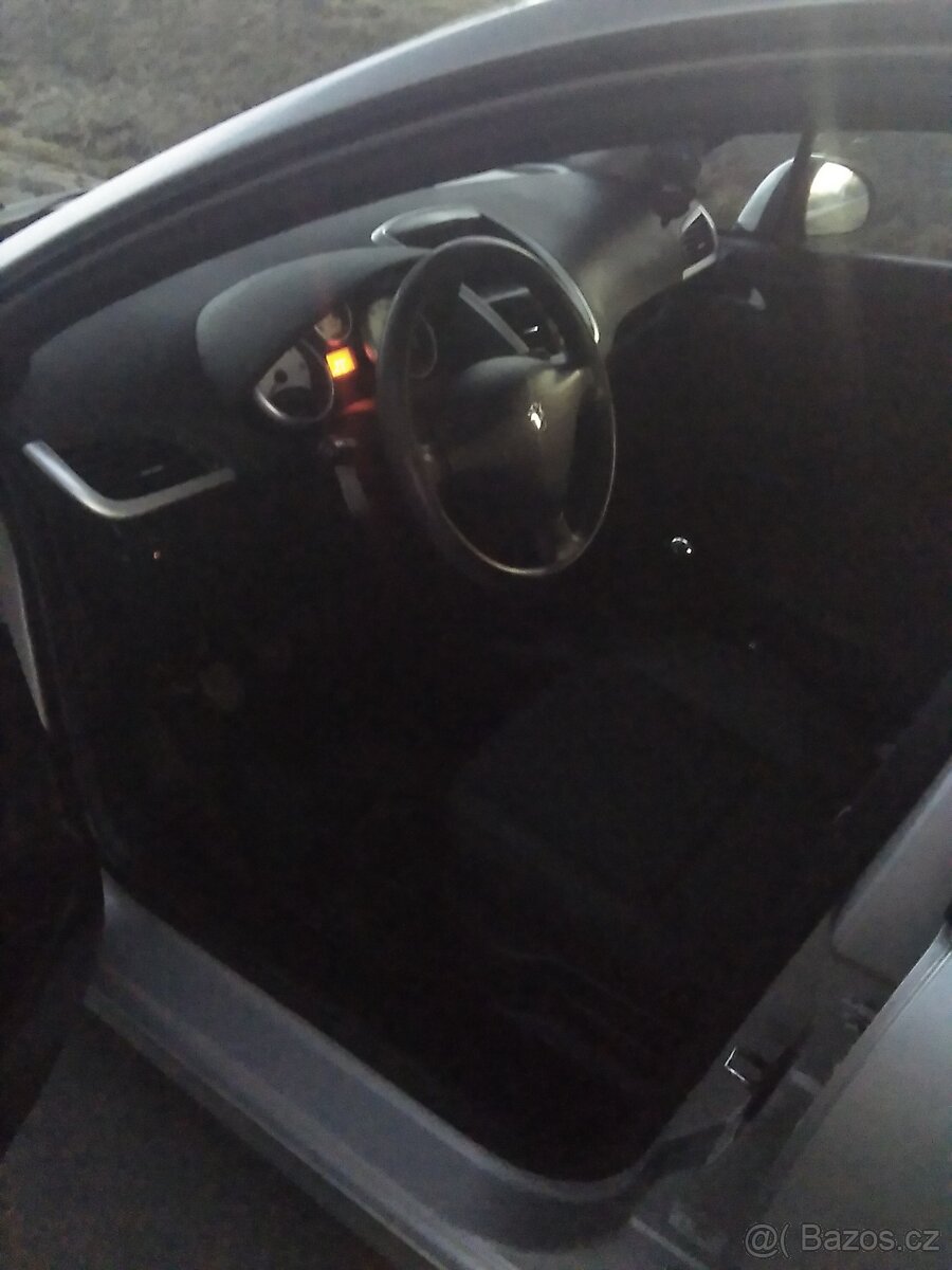 Peugeot 207 , 1.4 i - 3