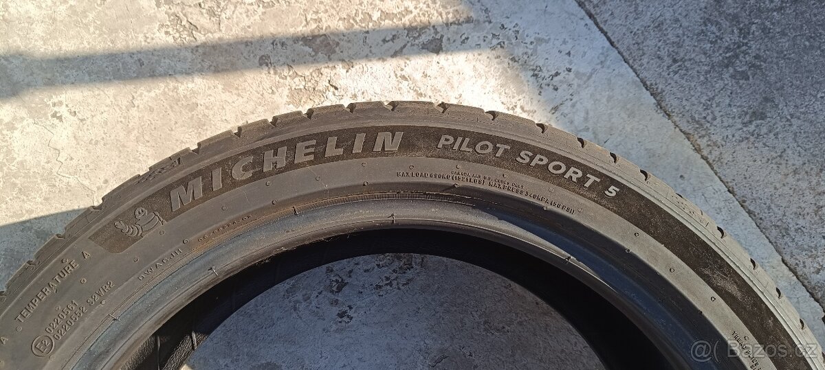 Prodám 2xletní pneu Michelin 225/45 R18 95Y - 3
