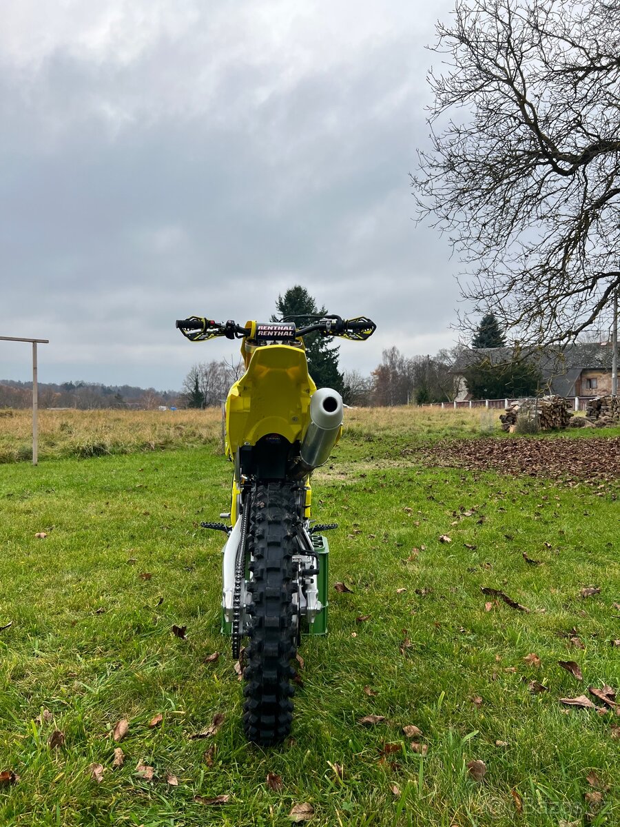 Suzuki RM-Z 250 (2025) – TOP STAV, 11,1 mth