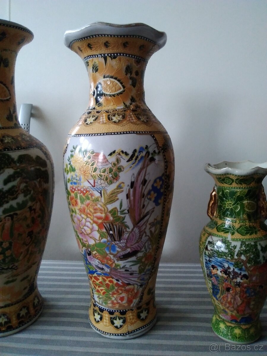 Dekorativní keramika, vázy a různé zdobené nádoby. - 3