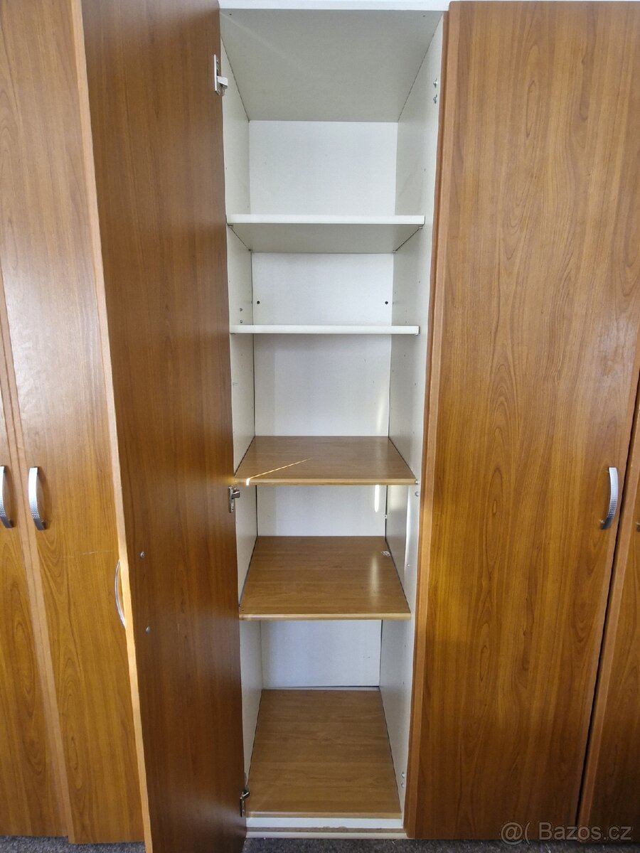 Dřevěná skříň - 3