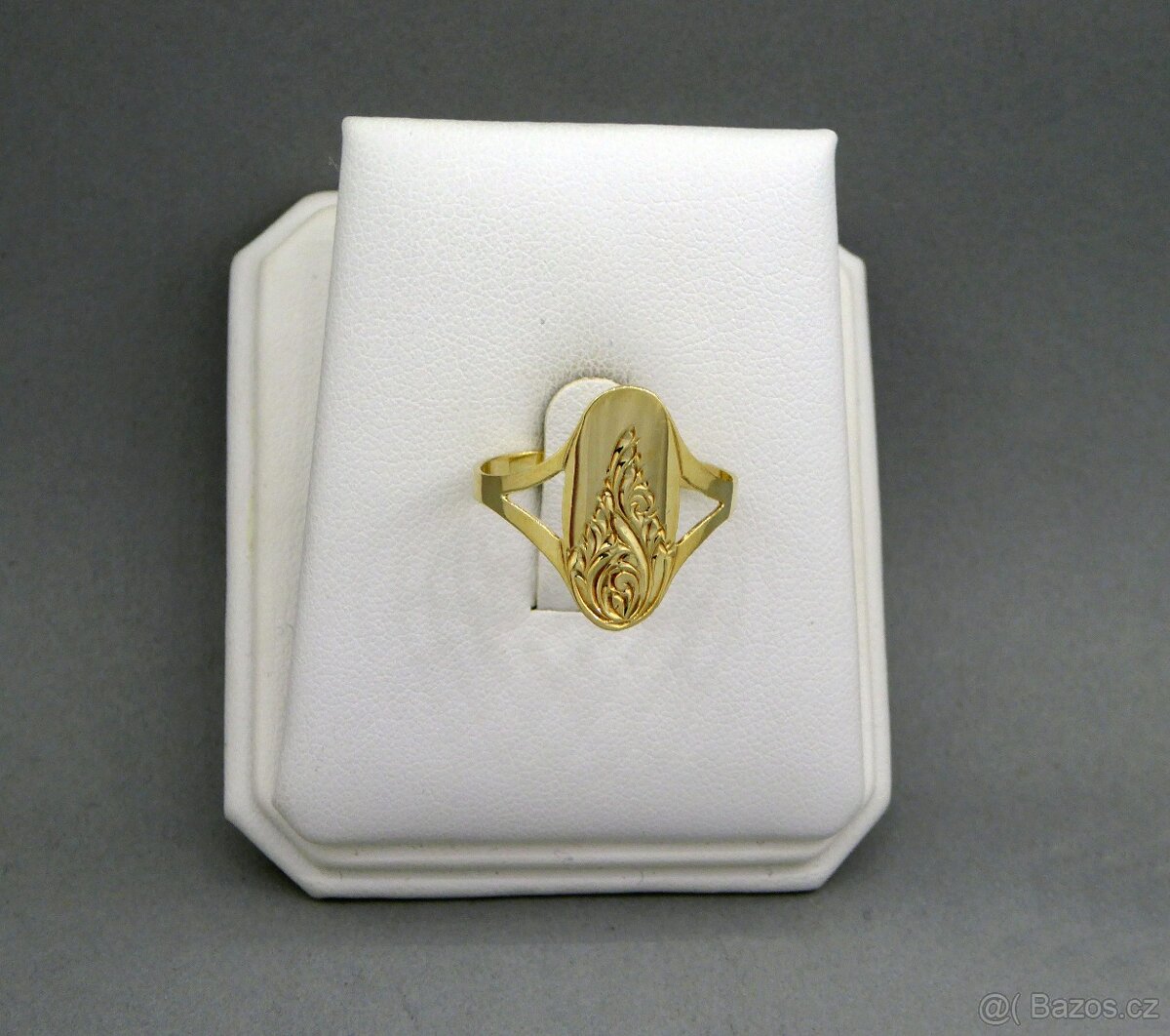 Zlatý prsten se zdobenou ploškou - 3