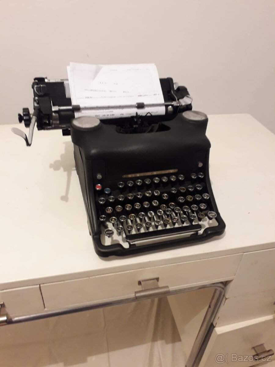 Retro stůl, židle a psací stroj funkcionalismus - 3