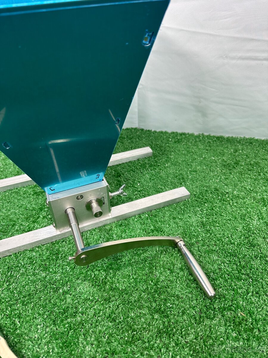 Ruční šrotovník na obilí, mlynek na obilí - 3