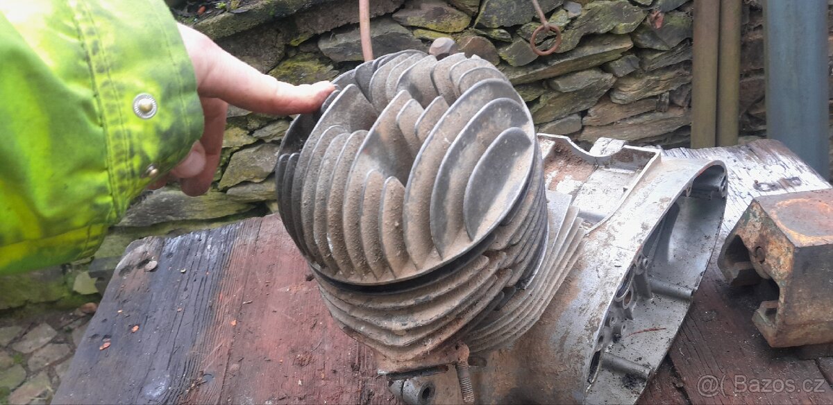 Prodám bloky motoru ČZ 175/450. - 3